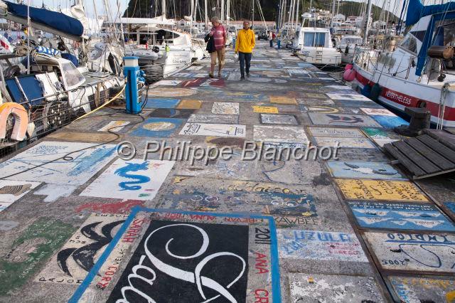 Portugal Acores 08.JPG - Portugal, Açores, île de Faial, Horta Marina, peintures sur les quais du port laissés par les marins qui s'arrêtent pendant la traversée de l'Atlantique